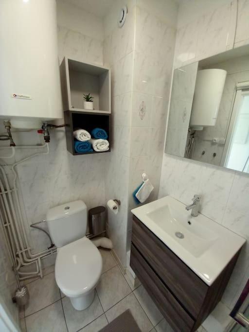 Appart 2/4 Pers Proche Centre Avec Balcon, Parking Narbonne Exterior foto